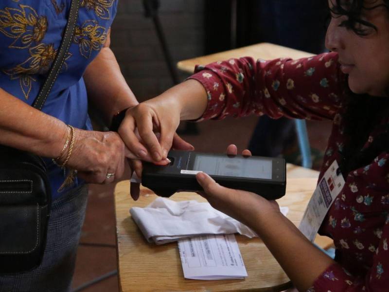 Cossette López: Falta de conectividad pone riesgo transmisión un millón de votos